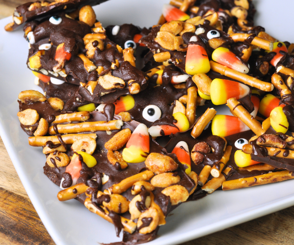 No-Bake Halloween Chocolate Bark – Easy and Festive Treat!