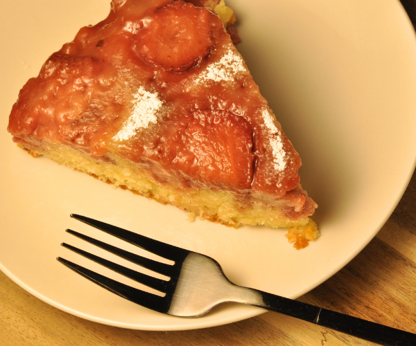 Easy Strawberry Upside Down Cake Recipe with Fresh Strawberries